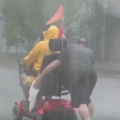 Good Samaritan pushes disabled man’s wheelchair 